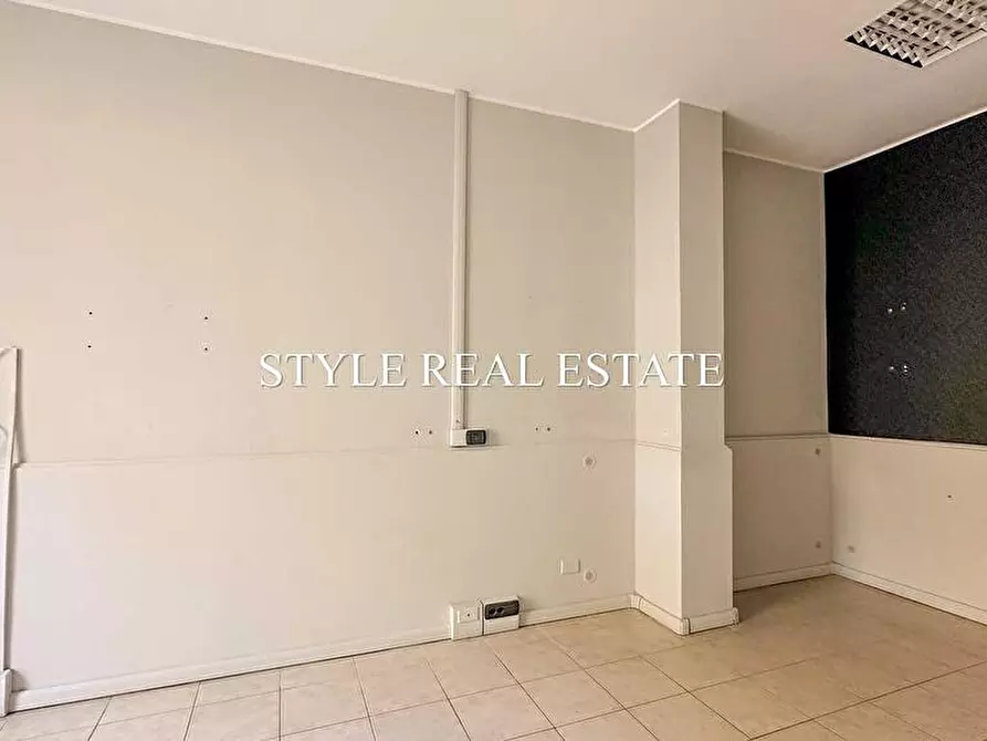 Immagine 6 di Locale commerciale in vendita  in Via Antioco 8/10/12 a Siracusa