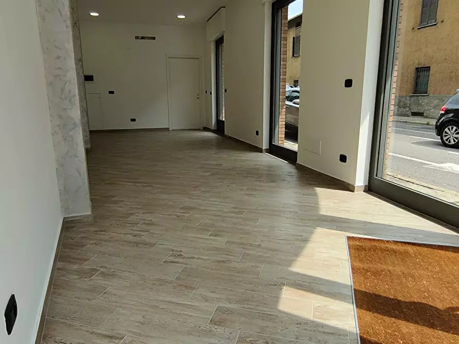 Immagine 2 di Attività commerciale in affitto  in Viale Valganna 1 a Varese