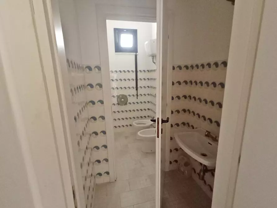 Immagine 9 di Locale commerciale in vendita  in Via bruno 5 a Sassari