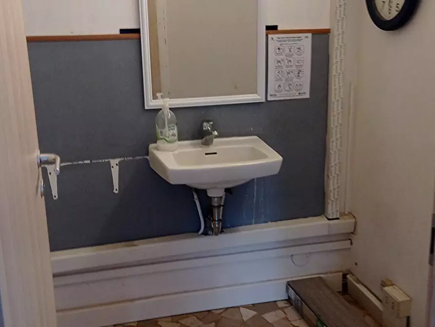 Immagine 4 di Locale commerciale in affitto  a Bologna