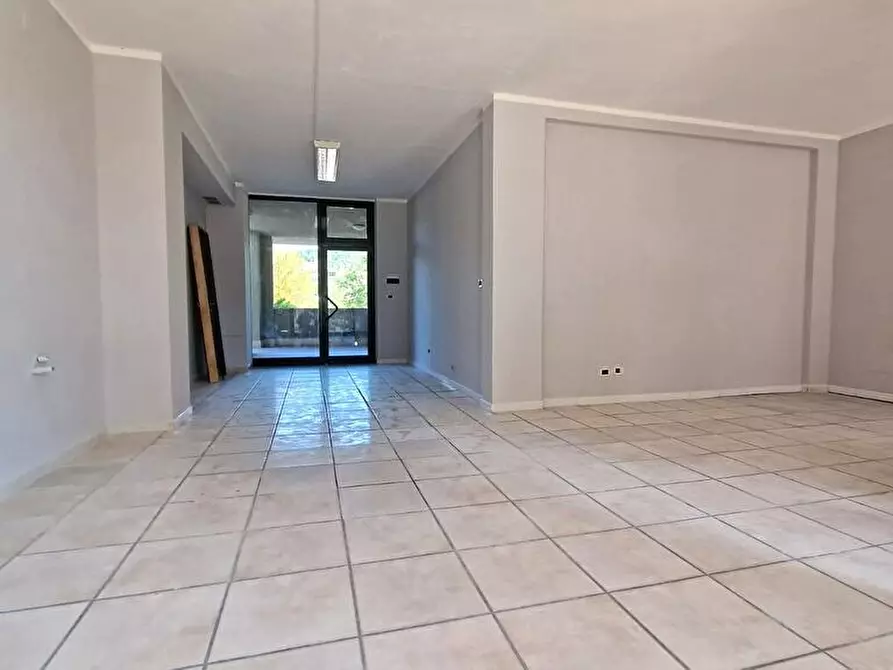 Immagine 3 di Locale commerciale in affitto  in Via Mazzini 61 a San Giovanni Teatino