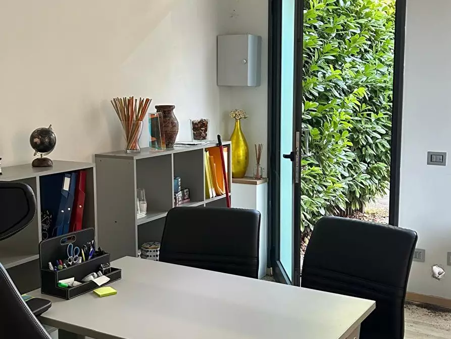 Immagine 5 di Attività commerciale in affitto  a Parma