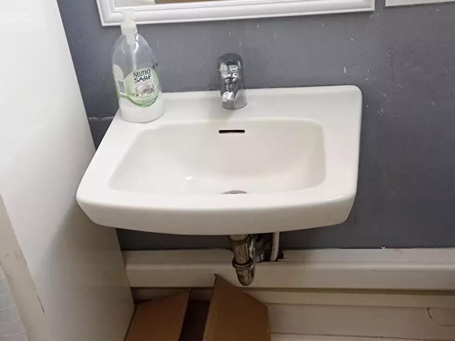 Immagine 5 di Locale commerciale in affitto  a Bologna