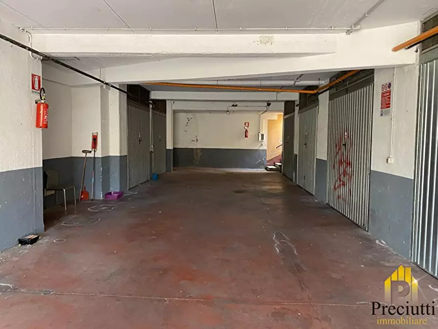 Immagine 1 di Box auto in vendita  in VIA DEL FONTANILE ARENATO 308 a Roma