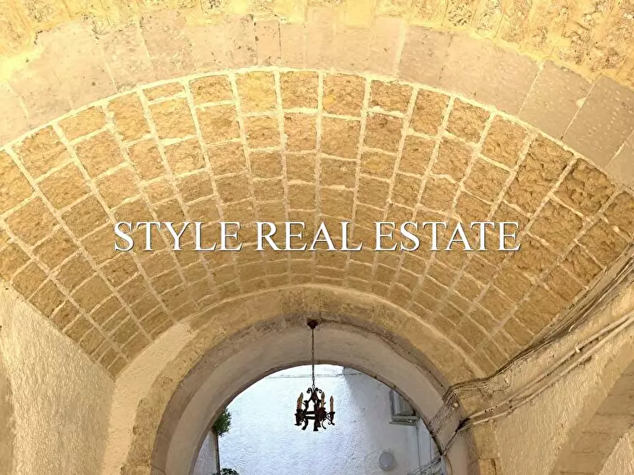 Immagine 4 di Palazzo in vendita  in Via Pietro - a Siracusa