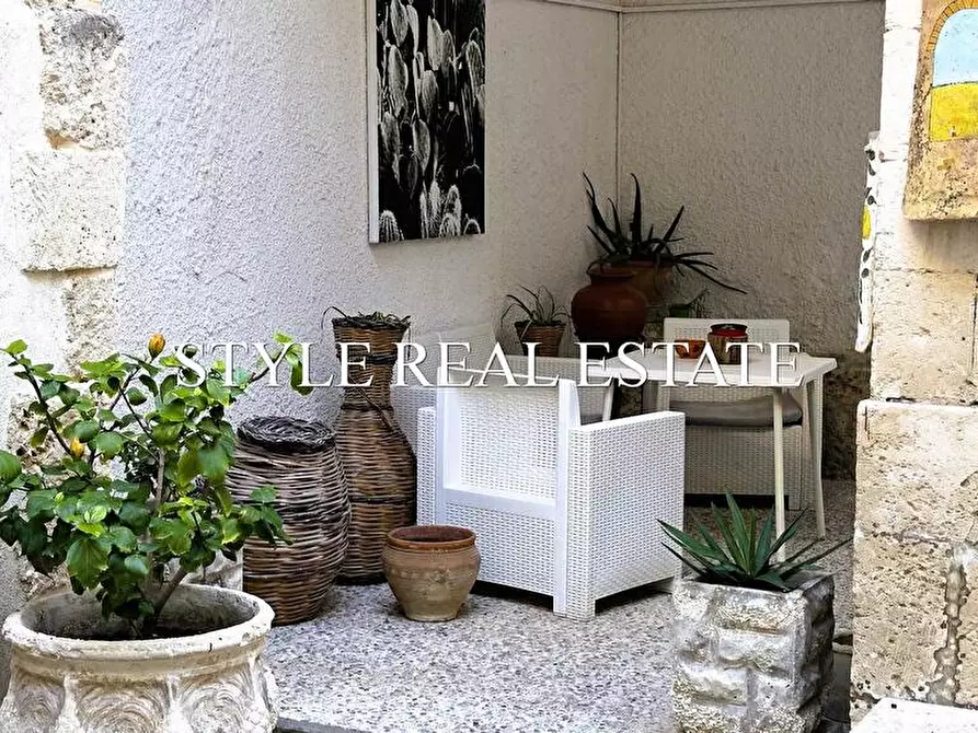Immagine 16 di Palazzo in vendita  in Via Pietro - a Siracusa