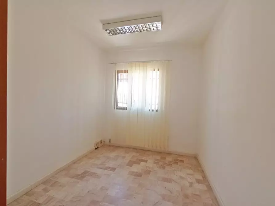 Immagine 13 di Locale commerciale in vendita  in Via bruno 5 a Sassari