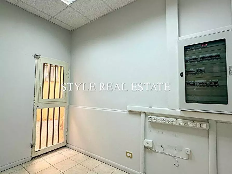 Immagine 30 di Locale commerciale in vendita  in Via Antioco 8/10/12 a Siracusa