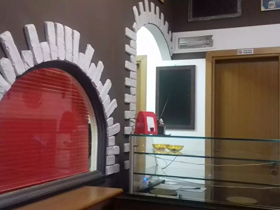 Immagine 2 di Attività commerciale in affitto  a Viareggio
