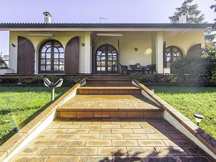 Immagine 34 di Villa in vendita  in Via dei Cavalieri 10 a Torri Di Quartesolo