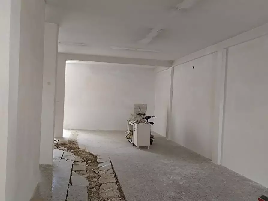 Immagine 3 di Locale commerciale in vendita  in Via Gioberti 35 a Leverano