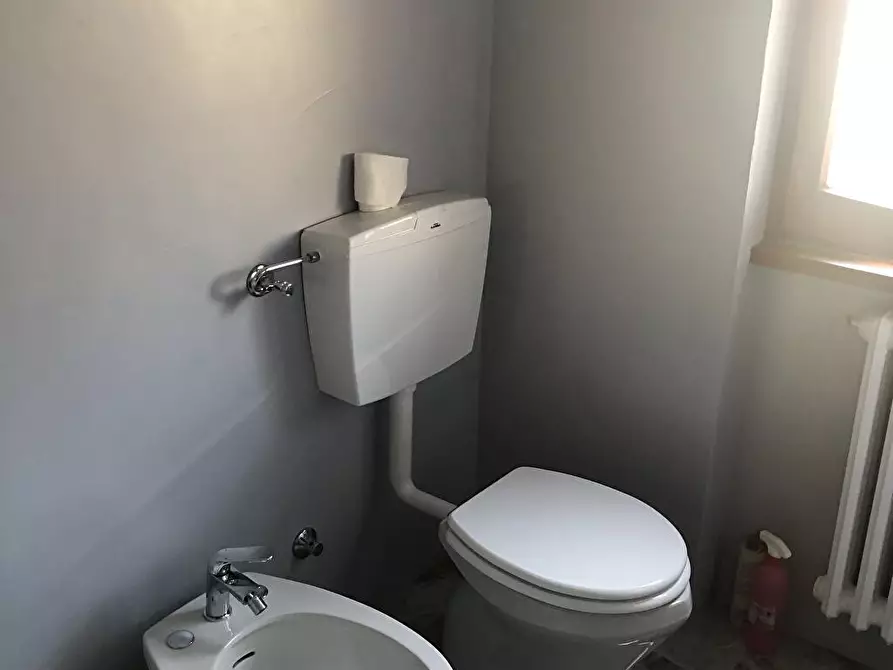 Immagine 5 di Bilocale in affitto  a Besano