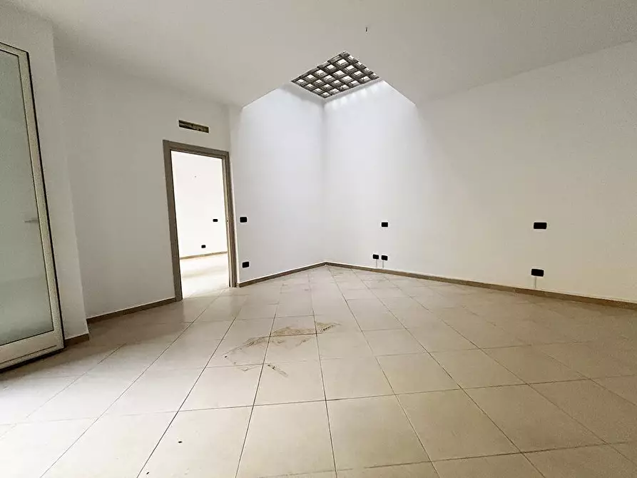 Immagine 11 di Locale commerciale in affitto  in Via Orazio Quinto Flacco 5 a Aversa
