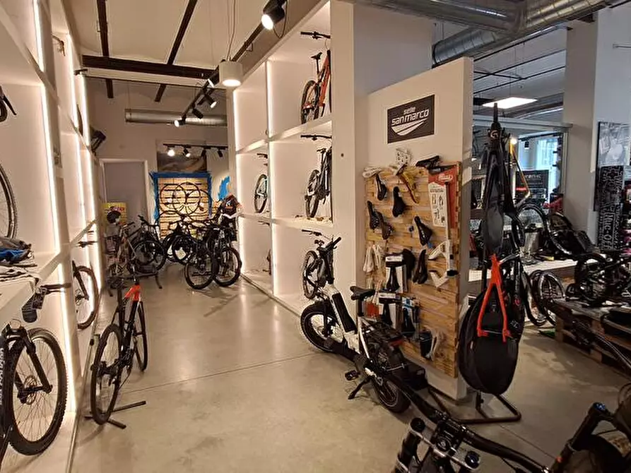 Immagine 10 di Locale commerciale in vendita  in via arò 66 a Asti