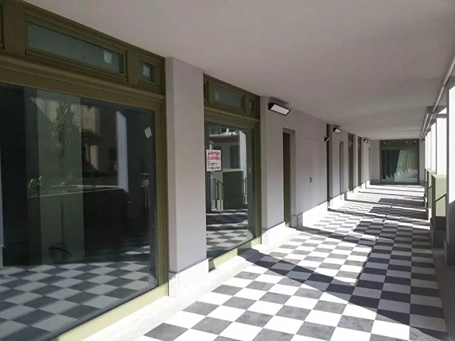 Immagine 5 di Attività commerciale in affitto  a Chieri