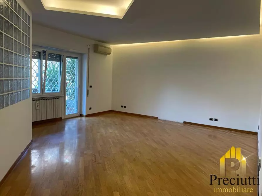 Immagine 1 di Appartamento in vendita  in VIA VINCENZO VELA 35 a Roma