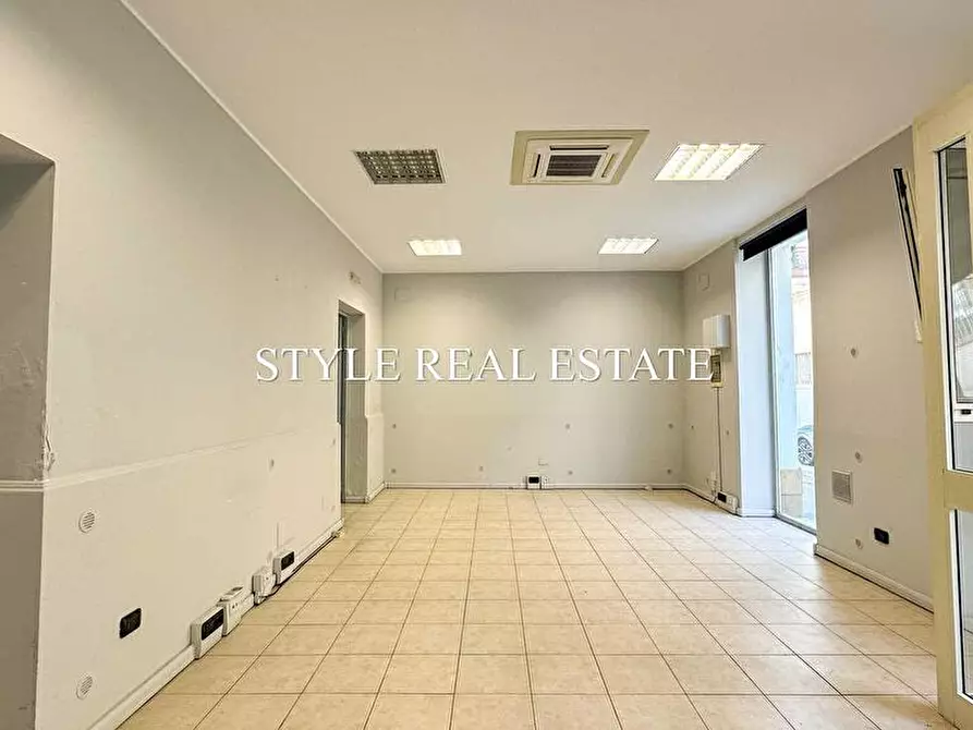 Immagine 25 di Locale commerciale in vendita  in Via Antioco 8/10/12 a Siracusa