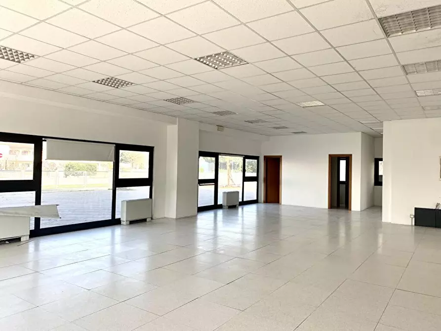 Immagine 1 di Locale commerciale in affitto  in Via Fornace  1 a Castel Guelfo Di Bologna