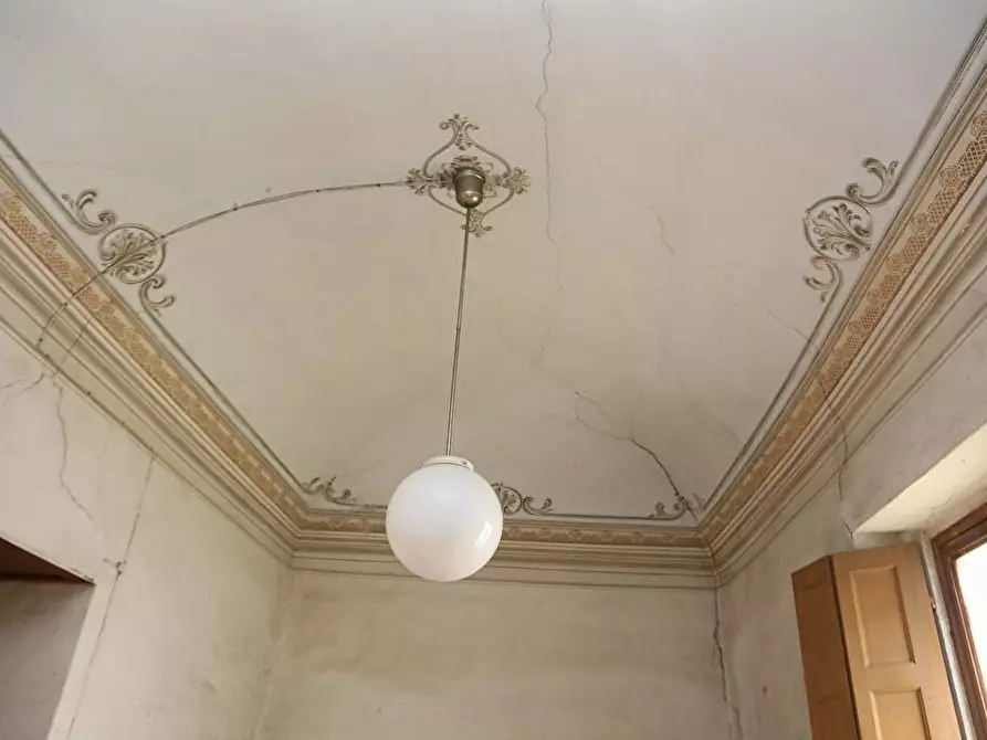 Immagine 10 di Abitazione tipica in vendita  a Cortemilia