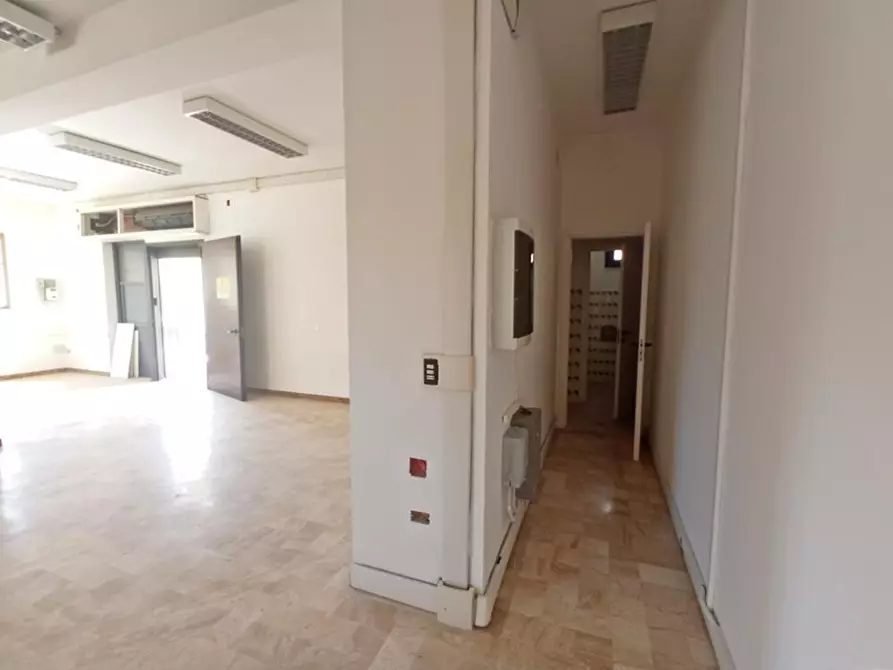 Immagine 8 di Locale commerciale in vendita  in Via bruno 5 a Sassari