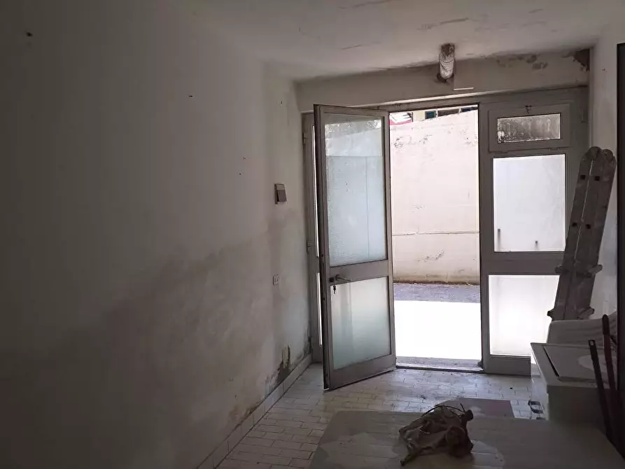 Immagine 2 di Attività commerciale in affitto  a Massa