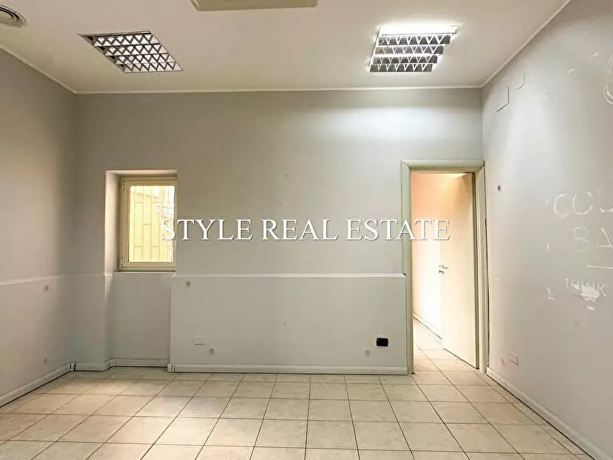 Immagine 21 di Locale commerciale in vendita  in Via Antioco 8/10/12 a Siracusa