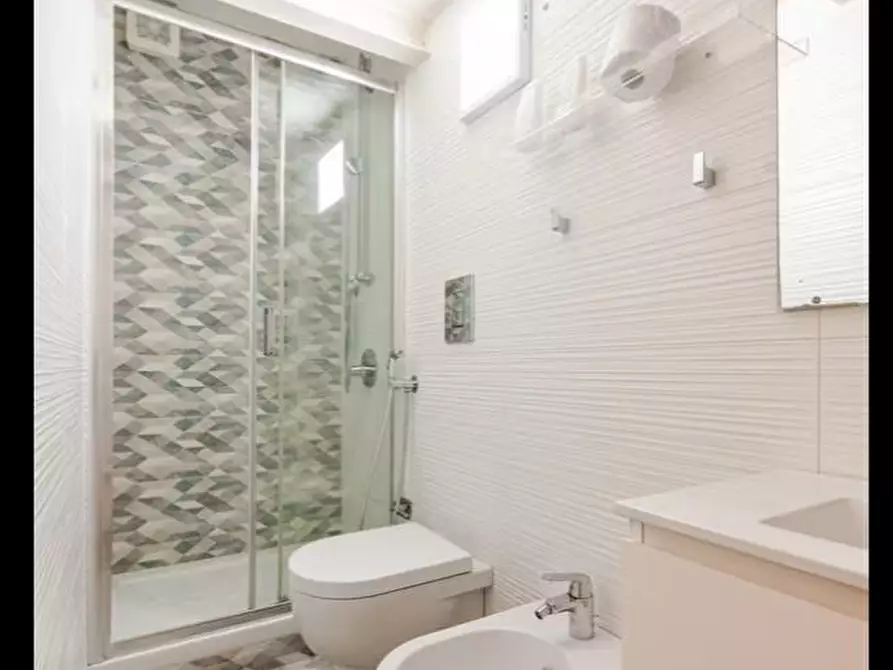 Immagine 1 di Loft/Open space in affitto  in Via Riviera di chiaia 155 a Napoli