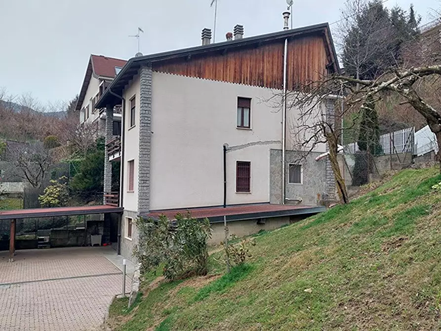 Immagine 2 di Casa di paese in vendita  a Valdilana