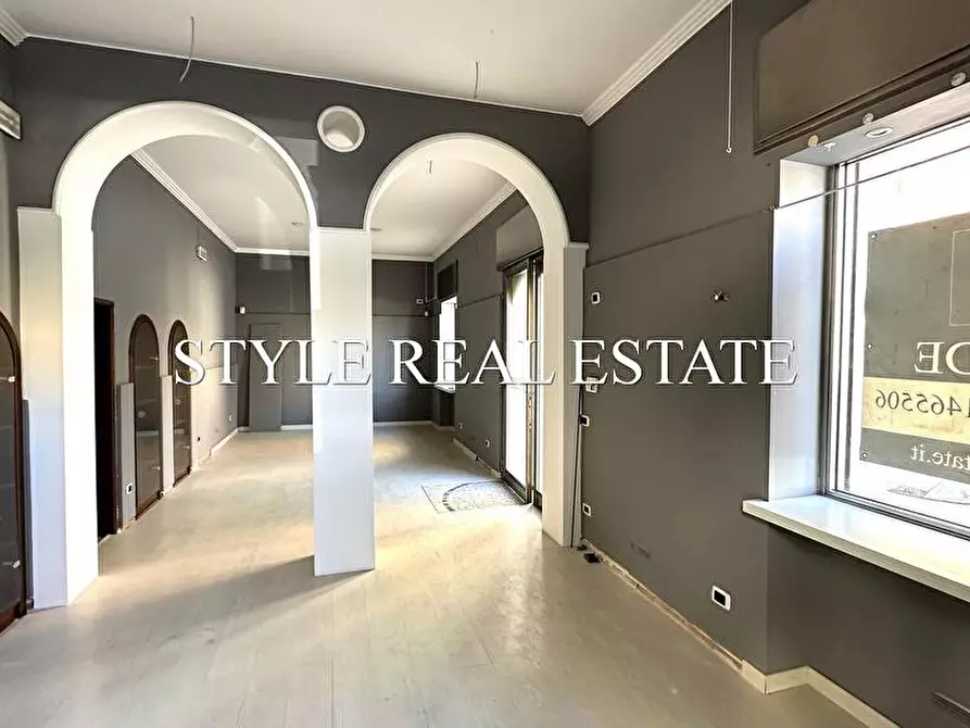 Immagine 1 di Locale commerciale in vendita  in Via Ierone l'Etneo 86 a Siracusa