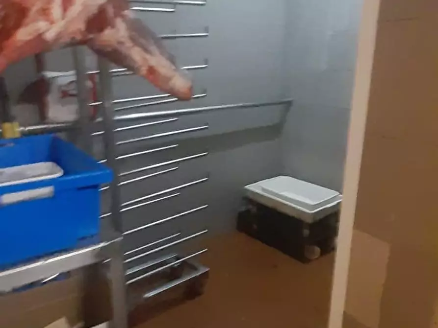 Immagine 6 di Attività commerciale in vendita  a Savona