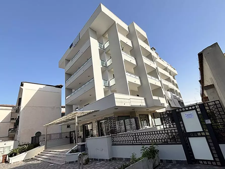 Immagine 2 di Locale commerciale in affitto  in Via Orazio Quinto Flacco 5 a Aversa