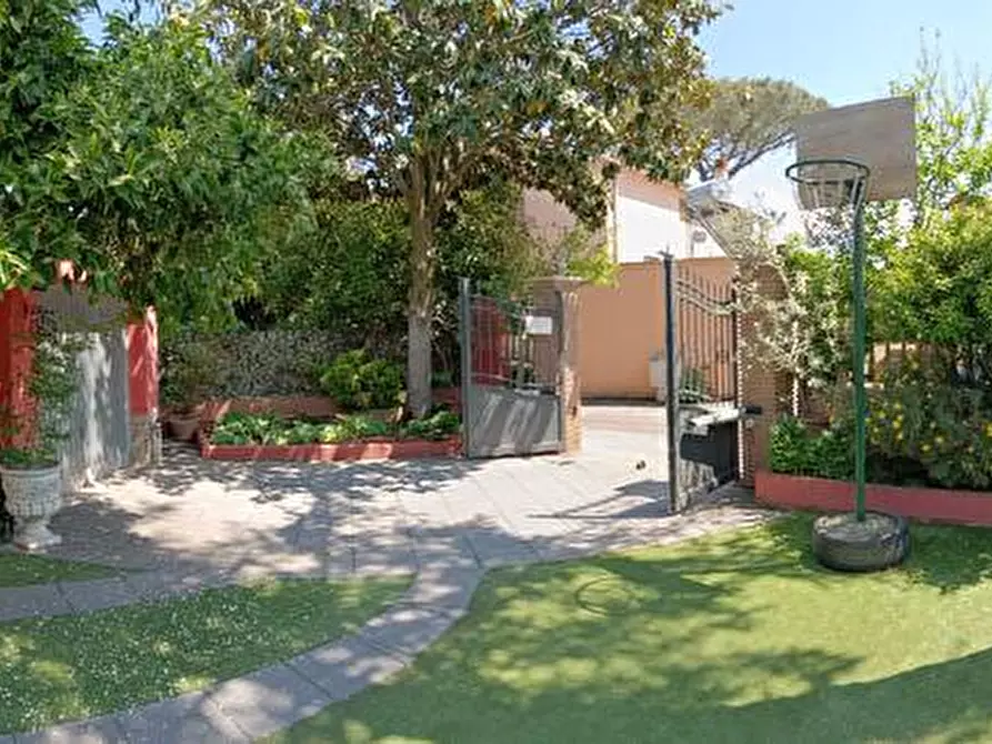 Immagine 3 di Casa semindipendente in vendita  in VIA APPIA NUOVA 1248 a Roma