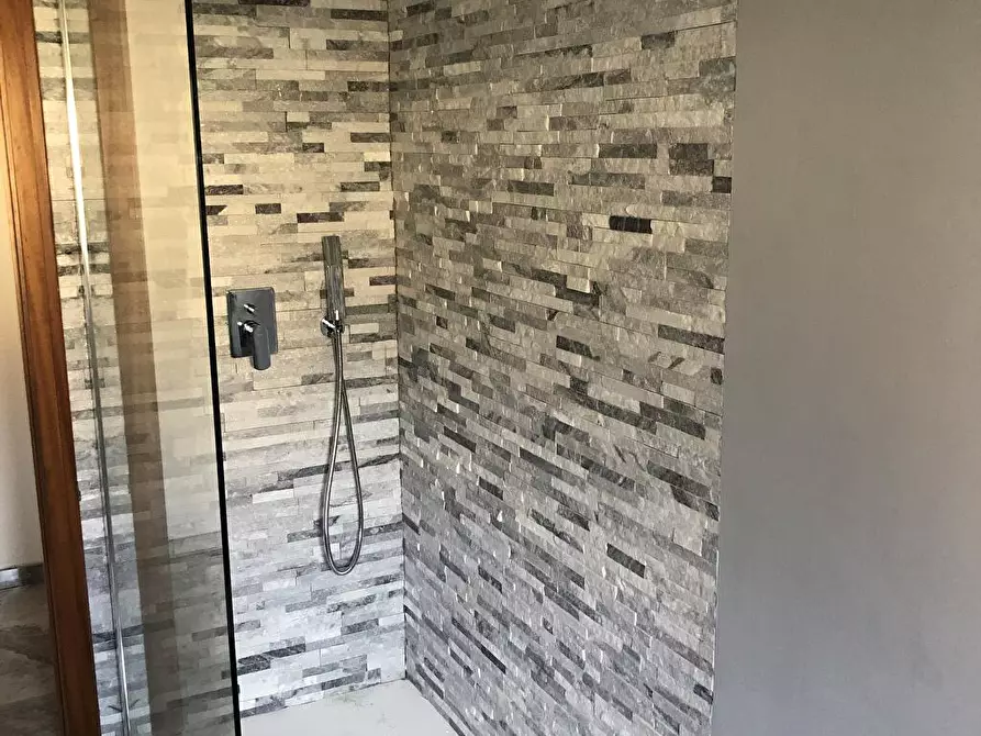 Immagine 6 di Bilocale in affitto  a Besano