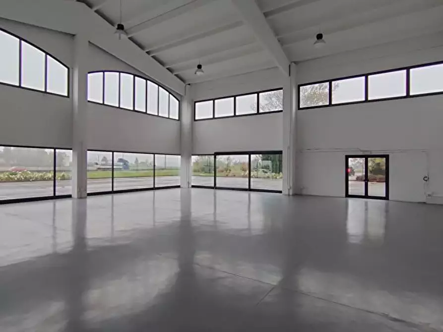 Immagine 6 di Capannone industriale in affitto  a Parma