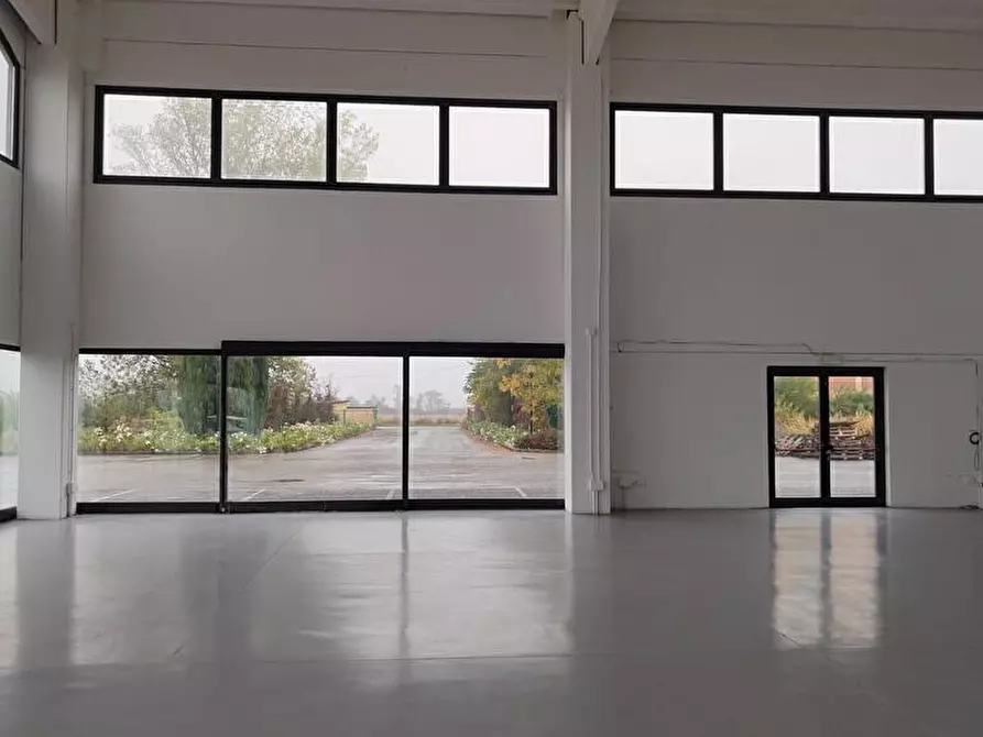 Immagine 2 di Capannone industriale in affitto  a Parma