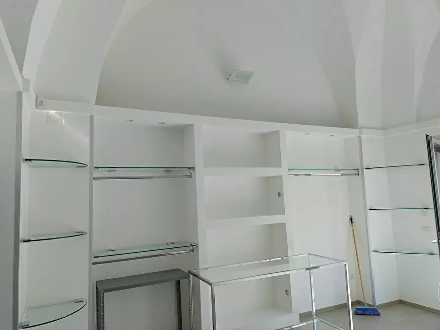 Immagine 5 di Locale commerciale in vendita  in Via Provinciale  124 a Guagnano