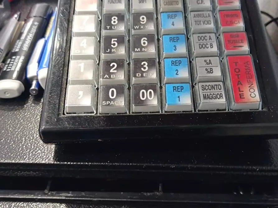 Immagine 6 di Attività commerciale in vendita  a Savona