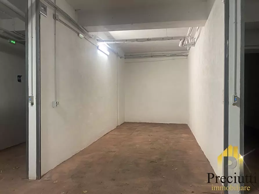 Immagine 1 di Garage in vendita  in VIA AUFIDIO NAMUSA 178 a Roma