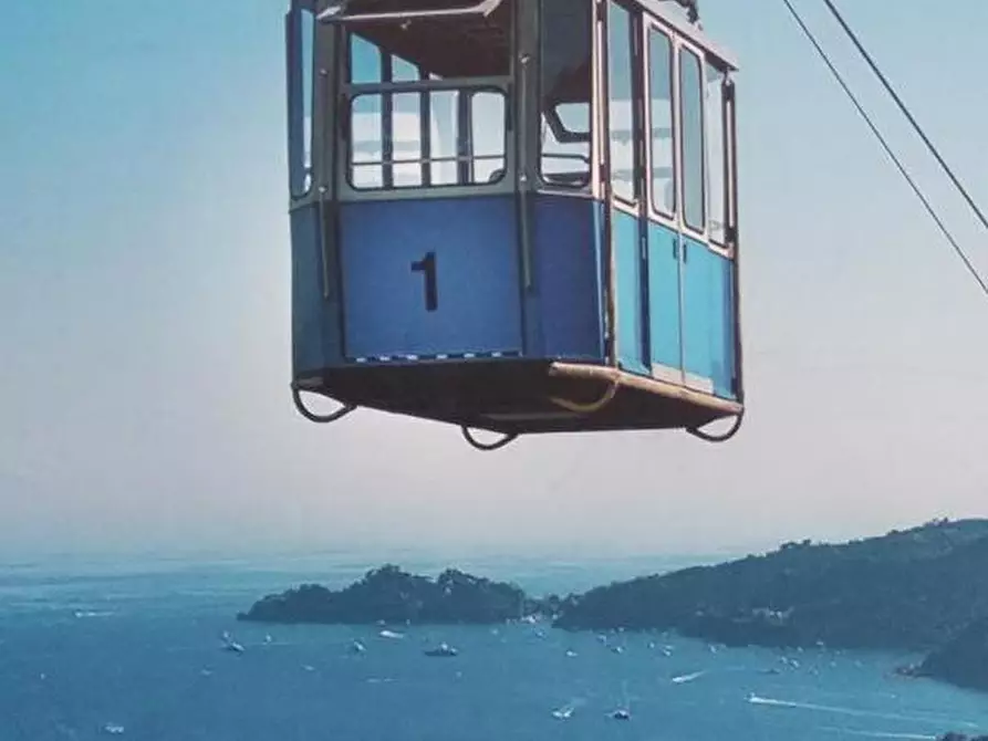 Immagine 1 di Quadrilocale in vendita  in VIA BETTI 85 a Rapallo