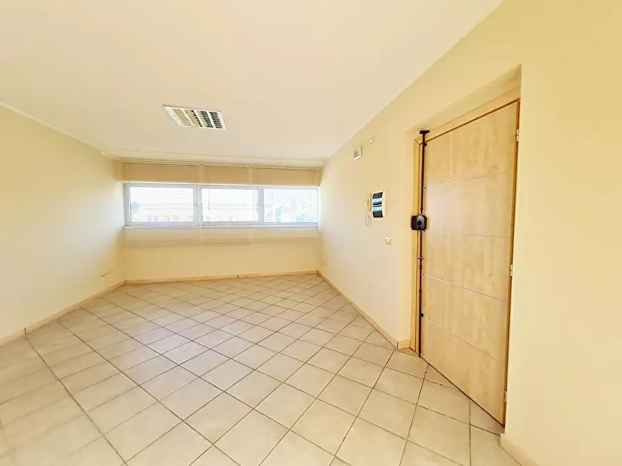 Immagine 3 di Ufficio in affitto  a Capannori