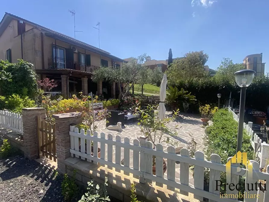 Immagine 2 di Villa in vendita  in VIA DEL CASALETTO 228 a Roma