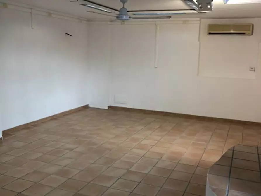 Immagine 4 di Attività commerciale in affitto  in Via Italia  1 a Santa Teresa Gallura