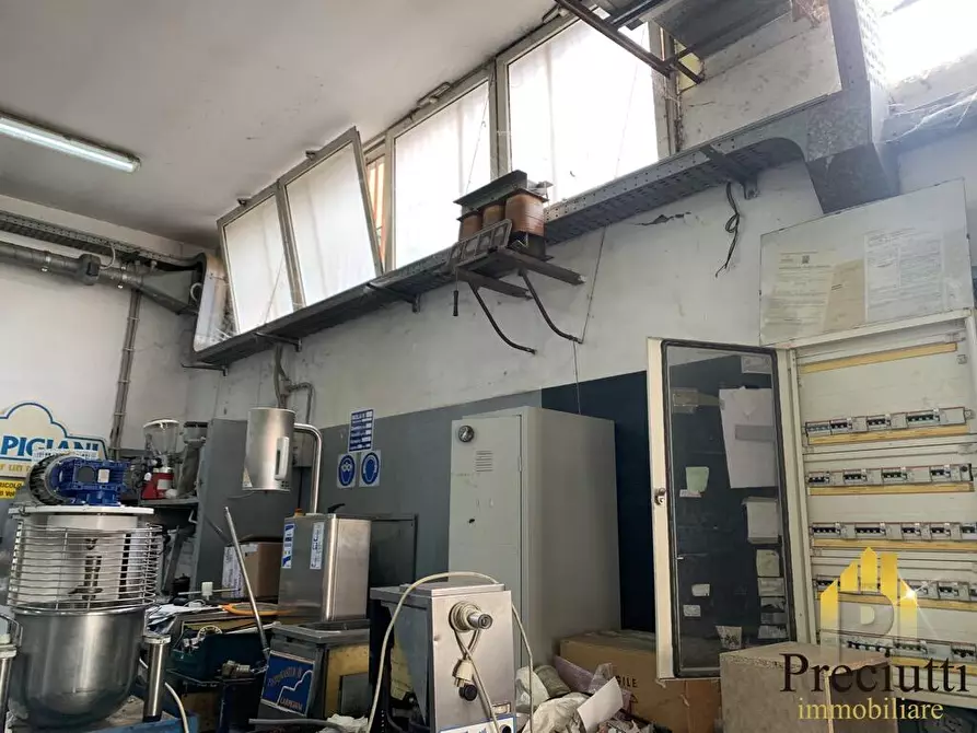 Immagine 3 di Negozio in affitto  in VIA ANTONIO SOGLIANO 74 a Roma