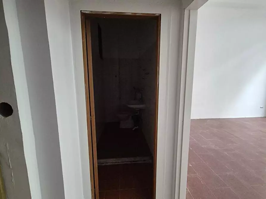 Immagine 6 di Locale commerciale in vendita  in Via Matteotti 1 a Nocera Inferiore