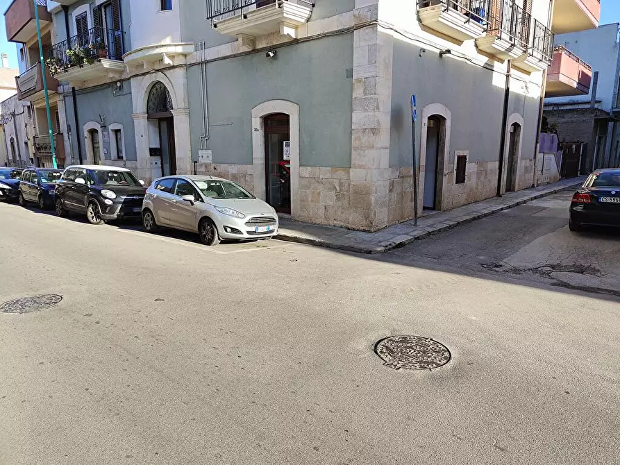 Immagine 3 di Attività commerciale in affitto  in Via Estramurale Lucatorto 30 B a Bitetto
