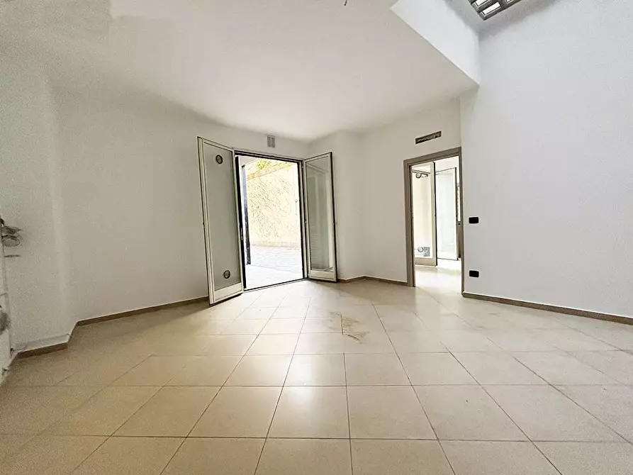 Immagine 13 di Locale commerciale in affitto  in Via Orazio Quinto Flacco 5 a Aversa