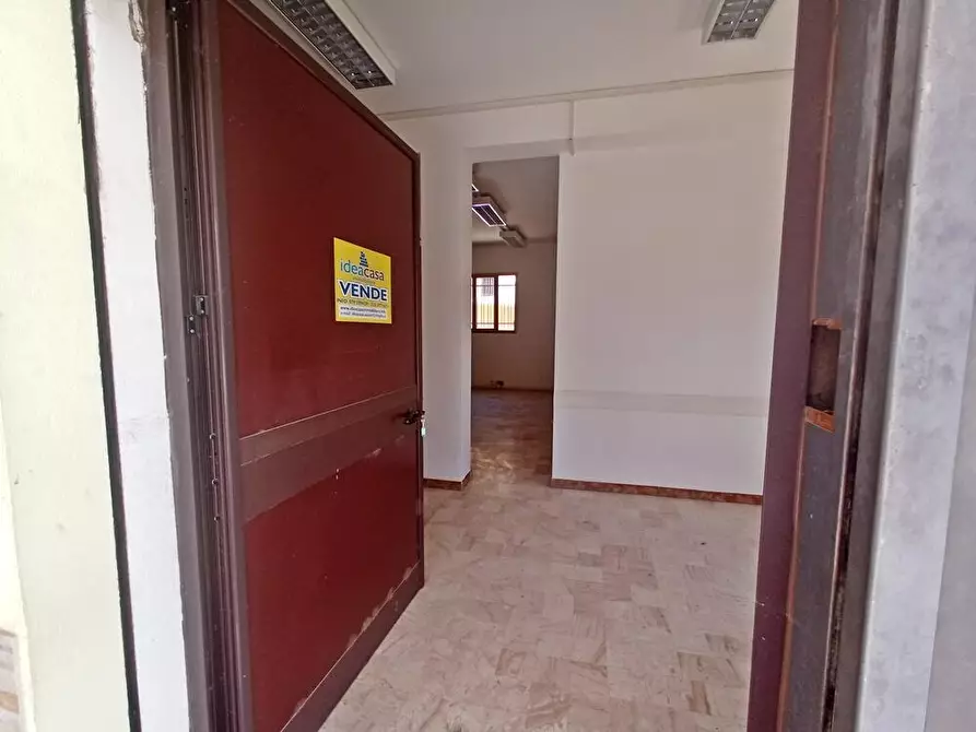 Immagine 5 di Locale commerciale in vendita  in Via bruno 5 a Sassari