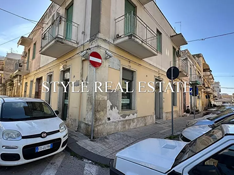 Immagine 10 di Locale commerciale in vendita  in Via Ierone l'Etneo 86 a Siracusa