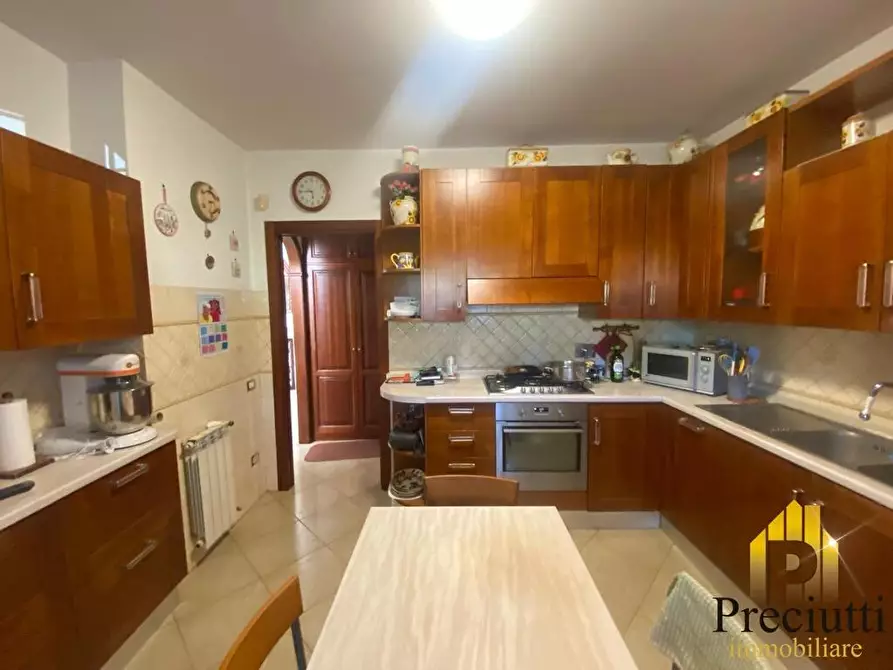 Immagine 8 di Villa in vendita  in VIA PIETRO UBALDO ANGELETTI 58 a Roma