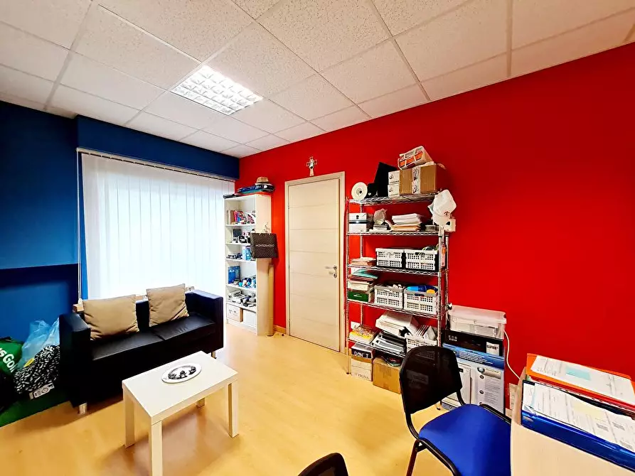 Immagine 2 di Ufficio in affitto  a Capannori